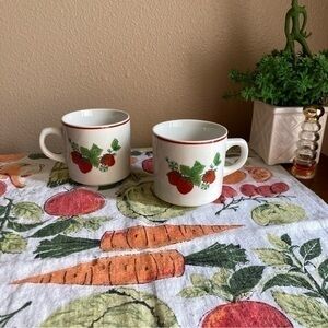 Vintage strawberry vine mug set